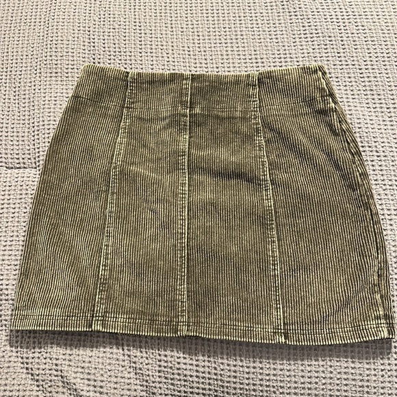 Olive green corduroy skirt with small slit - Picture 2 of 2